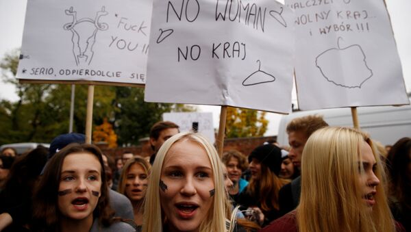Polonesas em manifestação contra a proibição total do aborto - Sputnik Brasil