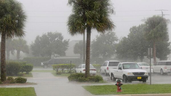 Vento e chuva forte castigam litoral da Flórida com a proximidade do furacão Matthew - Sputnik Brasil
