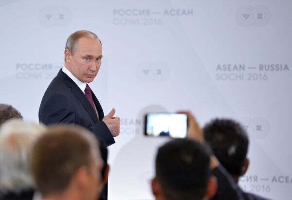 Presidente russo Vladimir Putin com representantes do Fórum de Negócios da Rússia no encontro dos chefes de delegações dos países participantes da cúpula Rússia-ASEAN em Sochi, Rússia, 2016 - Sputnik Brasil