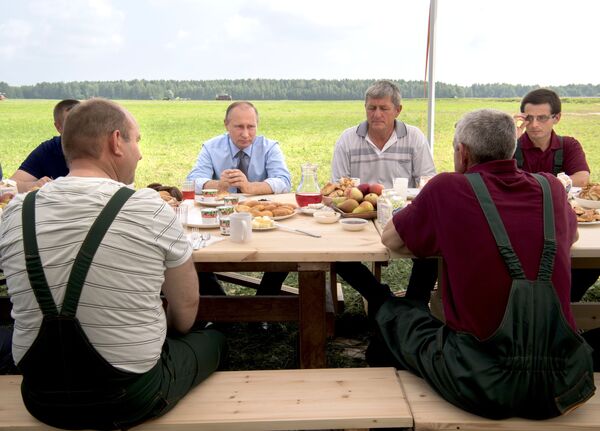 Líder russo Vladimir Putin fala aos trabalhadores durante uma visita à empresa agrária Dmitrova Gora na região de Tver, Rússia - Sputnik Brasil