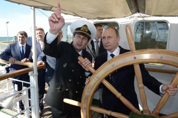 Líder russo Vladimir Putin a bordo de navio Nadezhda em Sochi, Rússia - Sputnik Brasil