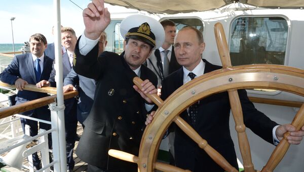 Líder russo Vladimir Putin a bordo de navio Nadezhda em Sochi, Rússia - Sputnik Brasil