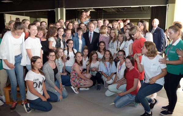 Chefe de Estado russo Vladimir Putin posa para foto durante visita ao centro de educação para crianças talentosas Sirius em Sochi, Rússia - Sputnik Brasil