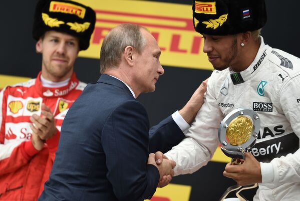 Presidente russo Vladimir Putin entrega a Taça Grand Prix da Rússia ao corredor de F1 Lewis Hamilton da equipe Mercedes - Sputnik Brasil