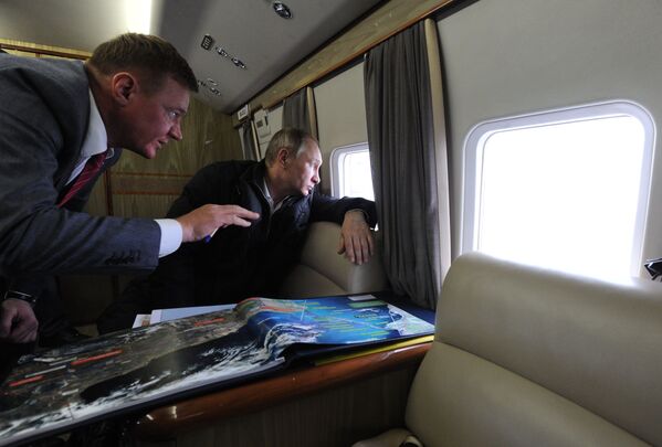 Chefe de Estado russo Vladimir Putin e o dirigente da Agência Rodoviária Federal (Rosavtodor) Roman Starovoit durante um voo sobre a passagem para transportes no estreito de Kerch, Crimeia, Rússia - Sputnik Brasil
