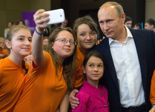 Vladimir Putin com crianças durante a visita ao centro de educação para crianças talentosas Sirius em Sochi, Rússia - Sputnik Brasil