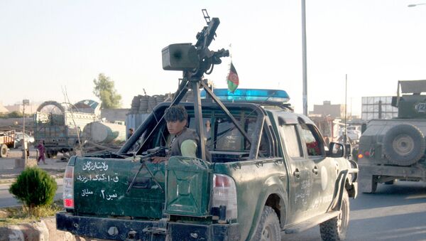 Um policial afegão vai em um carro em Tirin Kot, no sul do Afeganistão, em 8 de setembro de 2016, após combates com o Talibã - Sputnik Brasil