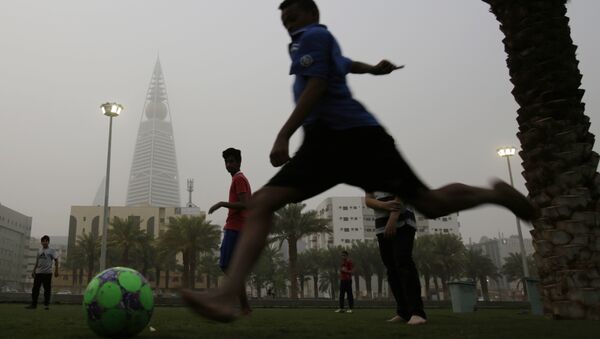 April 25, 2015. Saudi youths play soccer in a park during a dust storm in Riyadh, Saudi Arabia. - Sputnik Brasil