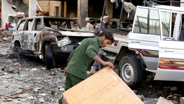 Dano na sequência do ataque aéreo contra o funeral em Sanaa, Iêmen, 8 de outubro de 2016 - Sputnik Brasil
