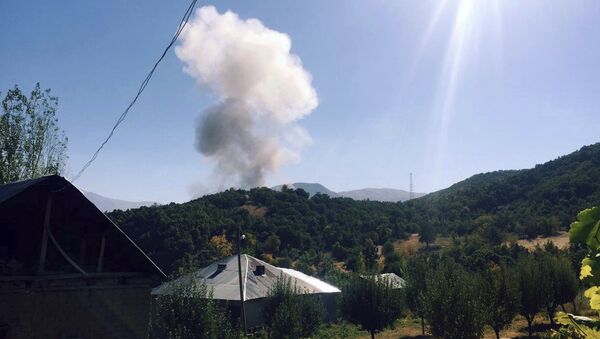 Ataque de carro-bomba  no distrito de Semdinli na província de Hakkari, no sudeste da Turquia, 9 de outubro de 2016 - Sputnik Brasil