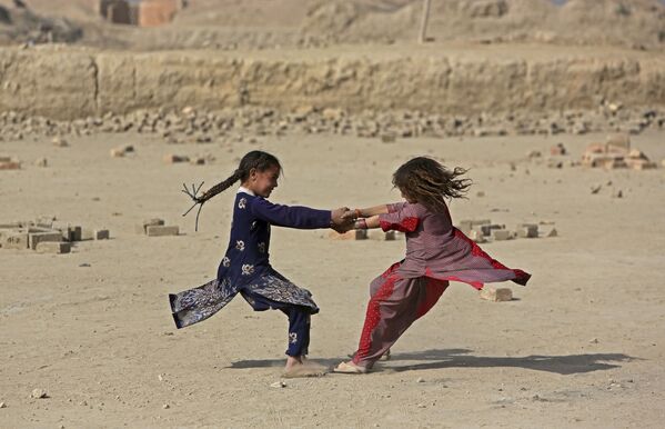Meninas jogam nos arredores de Cabul - Sputnik Brasil