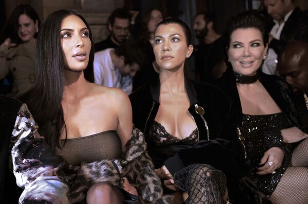 Kim Kardashian, Kourtney Kardashian e Kris Jenner durante a semana da moda em Paris - Sputnik Brasil