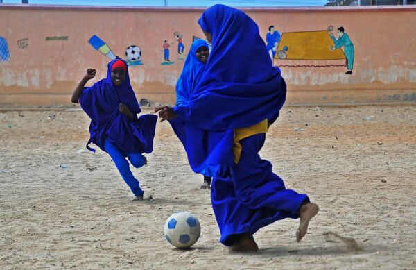 Alunas somalis jogam futebol durante o intervalo - Sputnik Brasil