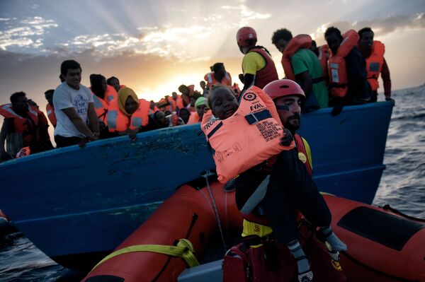 Mais de 6.000 imigrantes foram resgatados no dia 3 de outubro na costa da Líbia, no mar Mediterrâneo - Sputnik Brasil