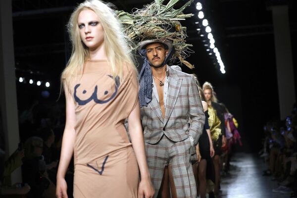 Desfile da coleção Vivienne Westwood primavera-verão durante a semana da moda em Paris - Sputnik Brasil