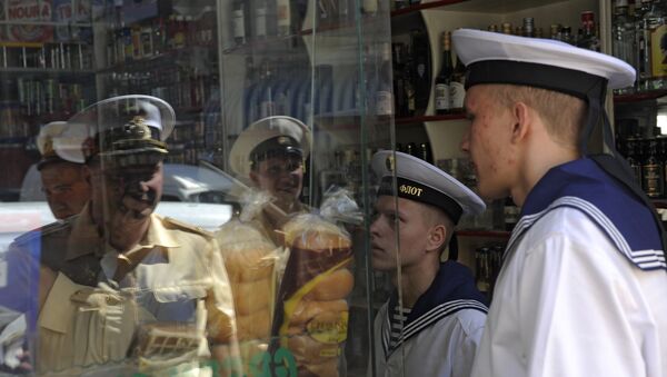 Marinheiros do cruzador de mísseis pesado russo Pyotr Veliky durante a estadia do navio no porto de Tartus, Síria (foto de arquivo) - Sputnik Brasil