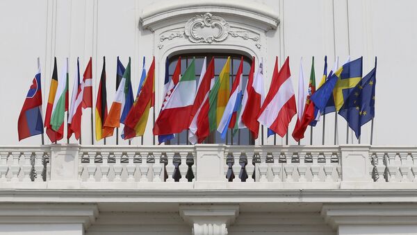 Bandeiras dos países da UE exibidas no Palácio de Bratislava, Eslováquia, durante a cúpula da União Europeia, 16 de setembro de 2016 - Sputnik Brasil