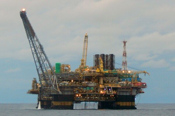 Plataforma de extração de petróleo da estatal Petrobras perto do litoral do estado de Espírito Santo, Brasil, dezembro de 2015 (foto de arquivo) - Sputnik Brasil