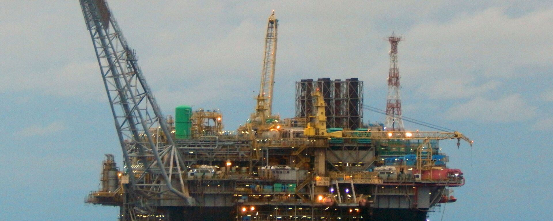 Plataforma de extração de petróleo da estatal Petrobras perto do litoral do estado de Espírito Santo, Brasil, dezembro de 2015 (foto de arquivo) - Sputnik Brasil, 1920, 29.12.2021