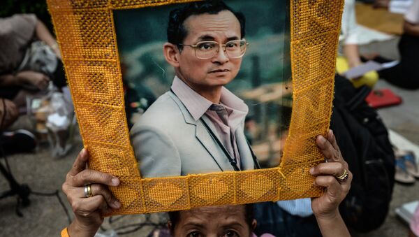Apoiante do rei da Tailândia, Bhumibol Adulyadej, segura um retrato do rei perante o hospital Sriraj em Bangkok, Tailândia, 10 de outubro de 2016 - Sputnik Brasil