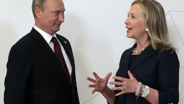 Vladimir Putin fala à então secretária de Estado norte-americano Hillary Clinton na cúpula da APEC, Vladivostok, Rússia, 2012 (foto de arquivo) - Sputnik Brasil