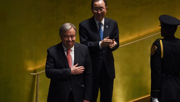 Novo secretário-geral da ONU, António Guterres, e o secretário-geral da Organização atual, Ban Ki-moon, na cerimônia de designação do principal responsável da ONU, Nova York, EUA, 13 de outubro de 2016 - Sputnik Brasil