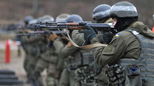 Soldados da Guarda Nacional da Ucrânia durante treinamentos - Sputnik Brasil