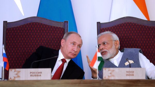 Presidente russo Vladimir Putin e primeiro-ministro da Índia Narendra Modi durante a cerimônia de assinatura de documentos após negociações. - Sputnik Brasil