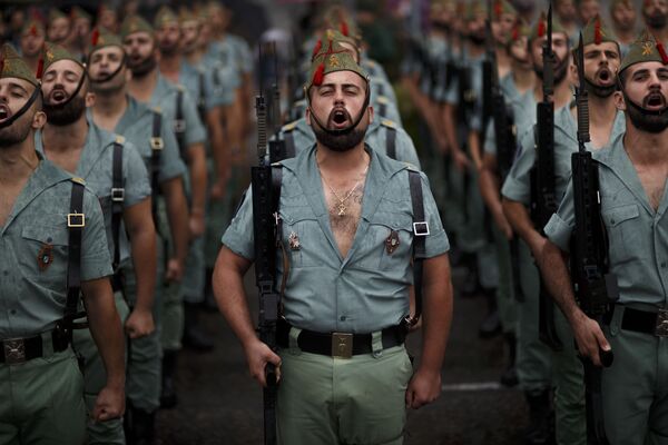 Membros da Legião Espanhola, durante o desfile militar realizado em Madrid, por ocasião da Festa Nacional da Espanha - Sputnik Brasil