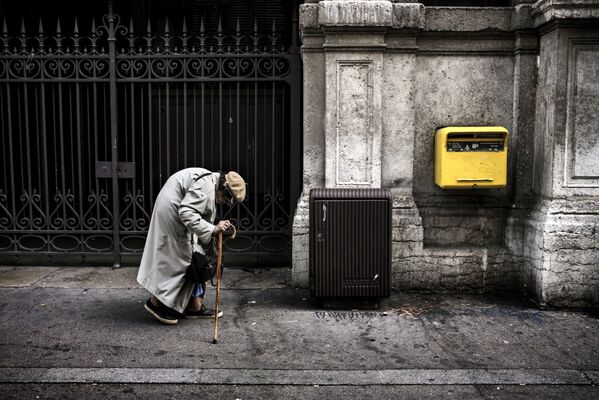 Mulher idosa em uma rua da cidade francesa de Lyon, França - Sputnik Brasil