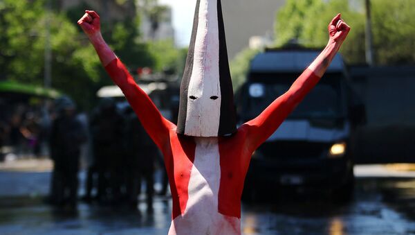 Manifestante durante a marcha de protesto contra a comemoração do Dia de Colombo. Santiago, capital do Chile - Sputnik Brasil