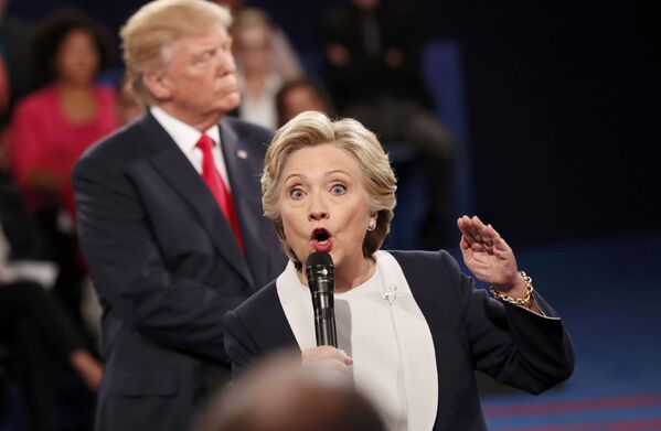Candidatos à presidência dos EUA, Hillary Clinton e Donald Trump, durante um debate eleitoral - Sputnik Brasil