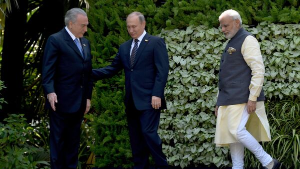 Michel Temer, Vladimir Putin e Narendra Modi na Cúpula dos BRICS em Goa - Sputnik Brasil