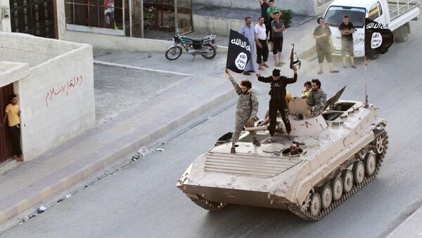 Militant Islamist fighters take part in a military parade along the streets of northern Raqqa province in this June 30, 2014, file photo - Sputnik Brasil