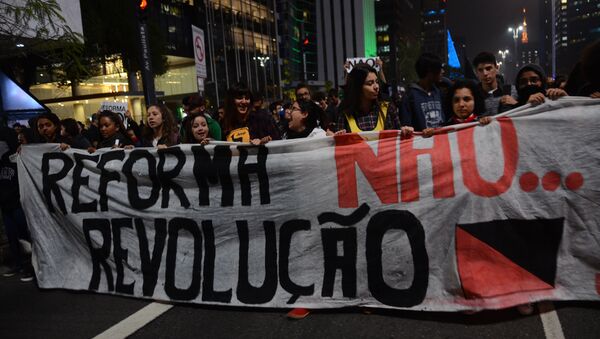 Estudantes protestando contra a reforma do ensino médio em São Paulo (arquivo) - Sputnik Brasil