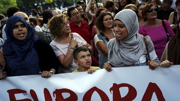 Participantes de uma manifestação que demanda uma mudança na política europeia em relação aos refugiados, Madri, Espanha - Sputnik Brasil
