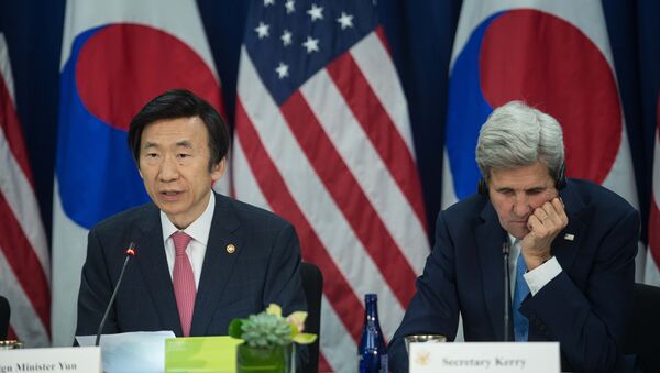 O chanceler sul-coreano Yun Byung-se discursa ao lado do secretário de Estado dos EUA, John Kerry, em Washington - Sputnik Brasil