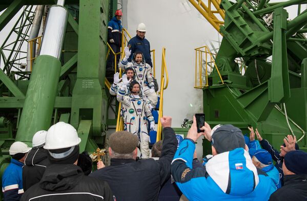 Cosmonautas da Roscosmos e da NASA partem para missão de quatro meses na Estação Espacial Internacional - Sputnik Brasil