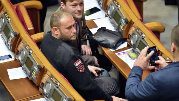 Ukrainian far-right Pravy Sektor (Right Sector) Dmytro Yarosh (C) poses for a picture during the opening of new parliamentary session in Kiev on November 27, 2014 - Sputnik Brasil
