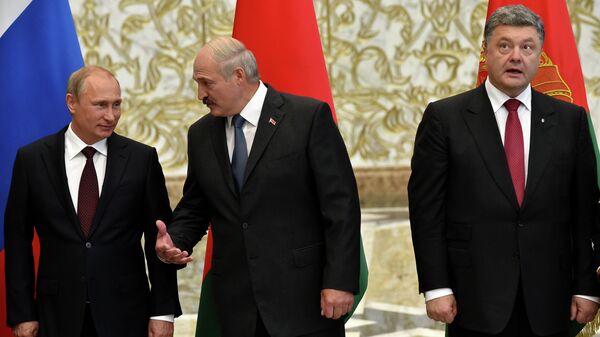 Presidentes da Rússia, Vladimir Putin (E), de Belarus, Aleksandr Lukashenko (C) e da Ucrânia, Pyotr Poroshenko (D), durante conversações em Minsk  - Sputnik Brasil