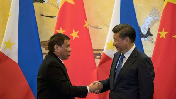 Presidente das Filipinas Rodrigo Duterte e da China Xi Jinping se reunem em Pequim, 20 de outubro de 2016 - Sputnik Brasil