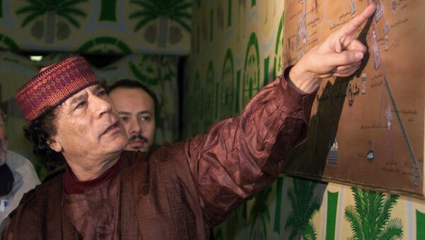 Libyan Colonel Moamer Kadhafi shows his plan for irrigating the Libyan desert by a system of artificial lakes and rivers at his bunker-camp in Tripoli. (File) - Sputnik Brasil