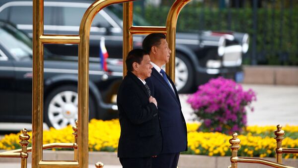 Presidente das Filipinas, Rodrigo Duterte e o presidente chinês, Xi Jinping, em 20 de outubro de 2016 - Sputnik Brasil