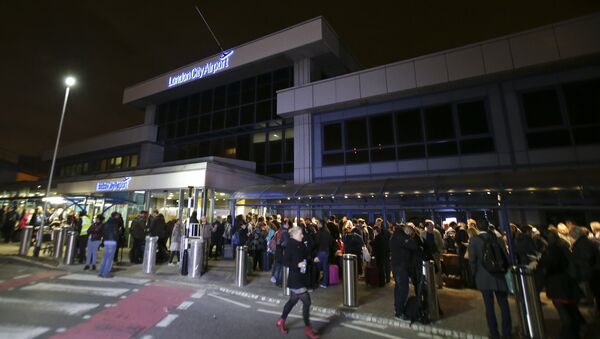Aeroporto de Londres é evacuado após 'incidente químico' - Sputnik Brasil