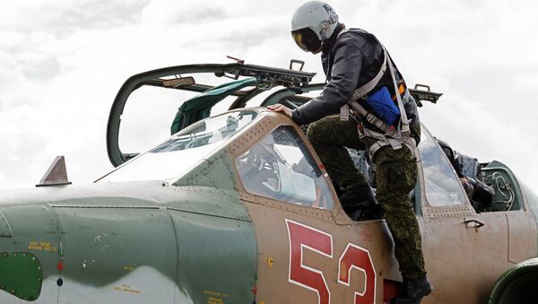 Piloto entra na caças Su-25 na base aérea Hmeymim (foto de arquivo) - Sputnik Brasil