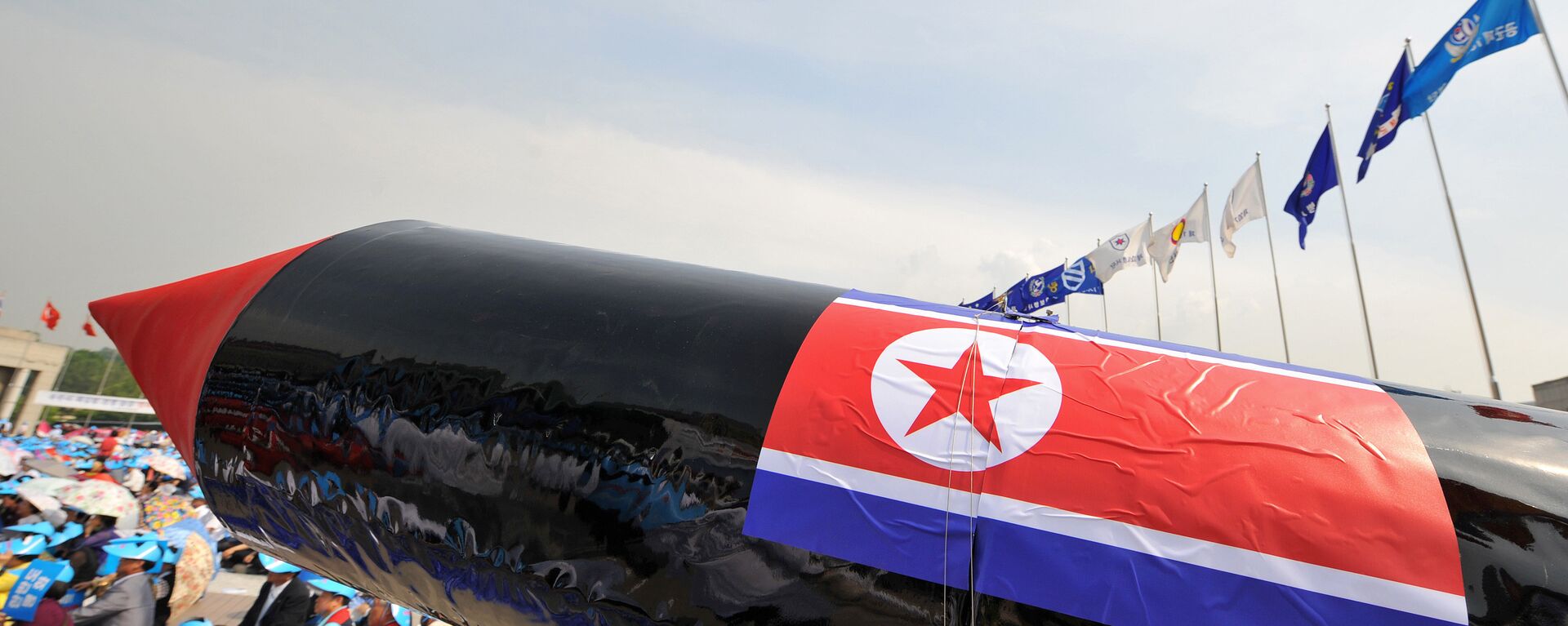 Imitação de um míssil norte-coreano é exibida durante uma manifestação em Seul denunciando o teste nuclear da Coreia do Norte e seus lançamentos de mísseis - Sputnik Brasil, 1920, 14.05.2022