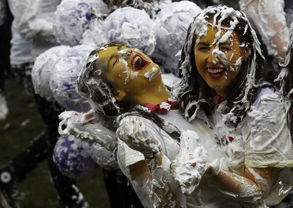 Estudantes escoceses cobertos de espuma durante festa de recepção de caloiros - Sputnik Brasil