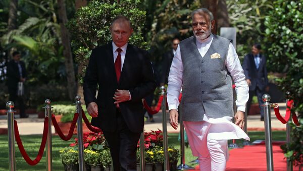 Presidente russo Vladimir Putin e o premiê da Índia Narendra Modi durante oitava cúpula do BRICS, hotel Taj Exotica, Goa - Sputnik Brasil
