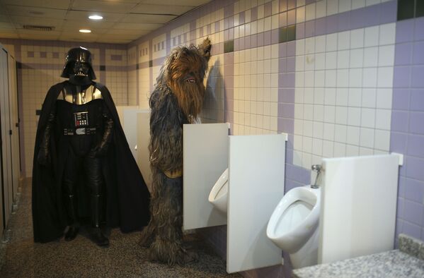 Participantes do festival de cinema em Antália vestidos como Darth Vader e Chewbacca, flagrados em um banheiro, 17 de outubro de 2016 - Sputnik Brasil
