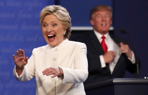 Candidata presidencial democrata  Hillary Clinton com o candidato republicano,  Donald Trump no terceiro e último debate eleitoral em Las Vegas, Nevada , Estados Unidos, 19 de outubro de 2016 - Sputnik Brasil